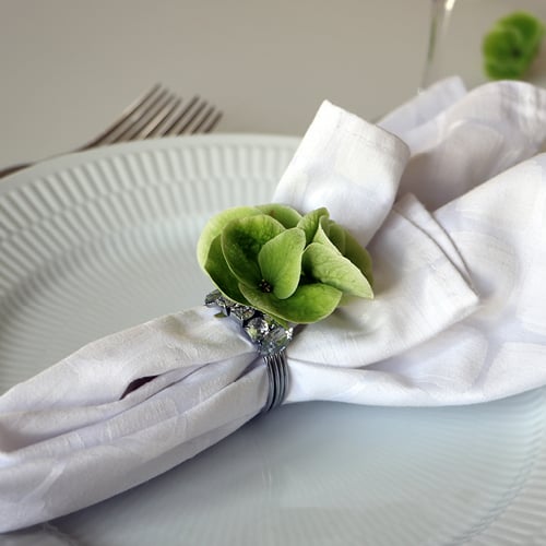 Dekoration med en serviet og blade fra en Hortensia